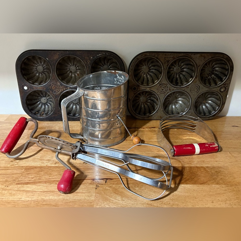 5 PIECE VINTAGE TIN KITCHEN UTENSIL BAKEWARE SET